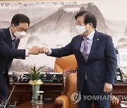 인사하는 박병석 국회의장과 김기현 원내대표