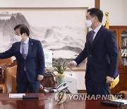 인사하는 박병석 국회의장과 윤호중 원내대표