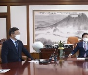 대화하는 박병석 국회의장과 여야 원내대표