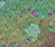 물 한 방울 없는 화성 고대 호수 범람이 지형 바꿔놓아