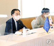 EU 역내시장 담당 집행위원과 면담하는 문승욱 장관