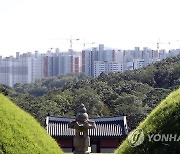 김포 장릉 사이로 보이는 신축 아파트 단지