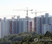 김포 장릉 앞 신축 아파트 건설현장서 멈춘 타워크레인