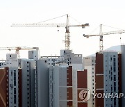 김포 장릉 앞 신축 아파트 건설현장서 멈춘 타워크레인