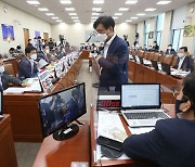 과방위 국감, '이재명 특검 촉구' 피켓 항의에 시작부터 파행