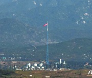 북한, 어제 또 무력시위.."새로 개발한 반항공미사일 발사"(상보)