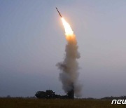 북한, 신형 지대공미사일 공개..이틀 만에 또 무력시위(종합)