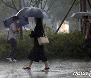 [내일날씨] 중부 새벽까지 천둥·동반 비 최대 40mm..낮 24~31도