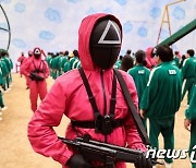 핼러윈 앞둔 美 '오징어게임' 복장 구하기 열풍..경비원 인기 폭발