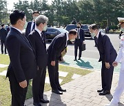 마린온 순직자 유족에게 인사하는 문대통령