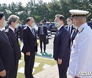 마린온 순직자 유족 만난 문대통령