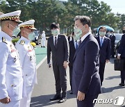 文대통령 "한반도 평화는 軍 사명..생명·안전 위협엔 단호히 대응"