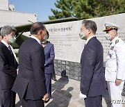 마린온 순직자 추모벽 찾은 문대통령