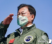 국군의 날 기념식 경례하는 문재인 대통령