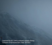 '세계 최초' 허리케인 눈에서 찰칵..7m 날개 단 드론이 찍었다