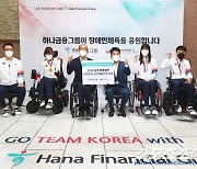 '체육의 달'10월, 서울 명동 하나금융 로비엔 패럴림픽 영웅들이 산다[현장스케치]