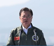 文대통령, 北 언급없이 "한반도 항구적 평화, 우리 軍의 사명"