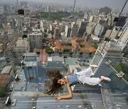 허공에 누운 듯.. 브라질 상파울루 150m 높이 유리 전망대