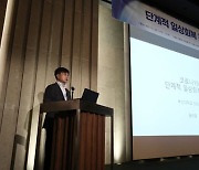 "'위드 코로나' 가려면 효율적 의료체계, 국민수용성 뒷받침돼야"