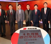 윤석열·홍준표 "정치의 질 떨어뜨리지 말라".. 상호 비난 '후끈'