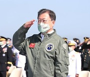 文의 국군의날..'북한' 표현 없이 "軍통수권자 책무는 평화"