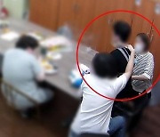 장애인 억지로 먹여 '떡볶이 질식사'..복지사·원장 구속영장