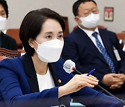 유은혜 "대학 기본역량 진단 '미선정' 대학 재평가, 빠르게 논의"