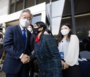 "성남시장 이재명은 보수여당과 절대권력자인 박근혜정부에 포위된 일개 기초단체장"