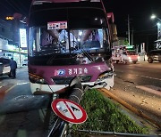 안동터미널 인근서 시외버스·승용차 충돌..3명 부상