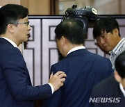 '조국 수사' 검사 "대검, 누구 말 듣고 재판참여 제한하나"