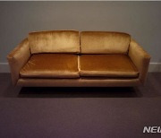 워싱턴 D.C 황금색 의자..박찬욱 사진전