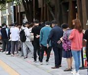 정부 거리두기 2주 더, "방역체계 개편 위한 준비 기간"