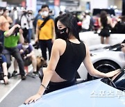[ST포토] 레이싱모델이 함께하는 '2021 오토살롱위크'