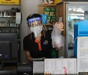 베트남 호찌민, 봉쇄 대거 완화..공단·쇼핑몰 영업 정상화