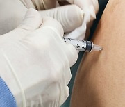 코로나19 백신 접종 완료 50% 돌파, 미접종 580만 명 접종 유도 과제