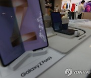 갤럭시 '역대급 흥행' 속 아이폰 사전예약 돌입