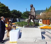주한 인도부대사·인도문화원장 간디 동상 헌화