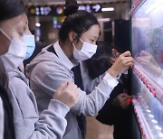 "시각장애인들 외면 받지 않기를"..부산 지하철 자판기 점자판 설치