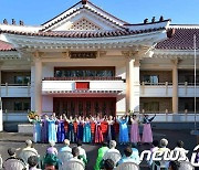 '국제노인의 날' 맞은 북한 양로원의 축하 공연