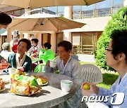 북한의 각급 일꾼들, '국제노인의 날'에 양로원 방문