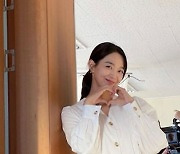 '김우빈♥' 신민아, '갯차' 본방사수 독려..상큼한 과즙미 '뿜뿜'[똑똑SNS]