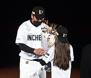 [MD포토] 박정권 '사랑하는 딸의 축하받으며 은퇴'