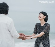 '유미의 세포들' 김고은x안보현, 바닷가서 맞잡은 두손..♥︎지수 최상 [Oh!쎈 예고]