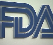 파우치 "FDA, '먹는' 코로나19 치료제 가능한 한 빨리 심사할 것"