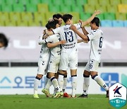 '막강 화력' 울산, 수원FC에 3-0 승리..1위 사수