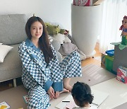 '오상진♥' 김소영, 백신 맞고 육아 중.."평소 아빠만 찾다가"