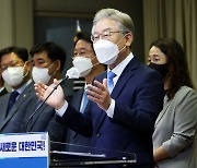 이재명 "유동규 측근 아냐"..야당은 '심복' 규정하며 특검 압박