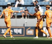 '김경재 극장골' 제주, 성남에 2-1 승리..리그 5위 탈환