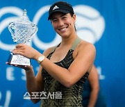 무구루사, 온스 자베르 돌풍 잠재우고 우승 [WTA 시카고 클래식]