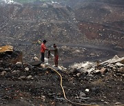 중국 이어 인도도 전력난.. "석탄 재고, 나흘치 남았다"